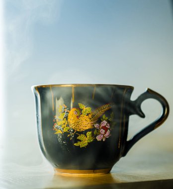 Dumanlı eski bir fincanda çay lezzetlidir.