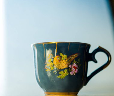 Dumanlı eski bir fincanda çay lezzetlidir.