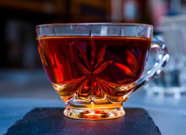 Bir kafede çay şeffaf bir bardakta bir masada