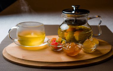 Çay, çay, çay, çay, bal ve şekerleme.