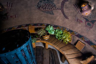 Mühürlerle yapılan hamam taş, kil ve ahşaptan çok güzeldir.