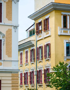 Tarihi bir binanın çatısı kubbesi ve süslemeleri olan antik bir bina.