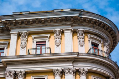 Tarihi bir binanın çatısı kubbesi ve süslemeleri olan antik bir bina.