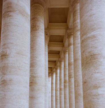 Vatikan ve Roma topraklarındaki antik Roma sütunları