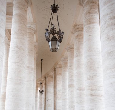 Vatikan ve Roma topraklarındaki antik Roma sütunları