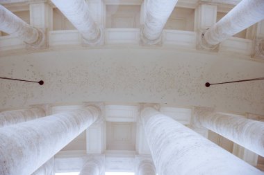 Vatikan ve Roma topraklarındaki antik Roma sütunları