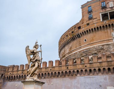 Vatikan mimarisi, antik çağlardan kalma anıtları ve heykelleri tepeden tırnağa yıkıyor.