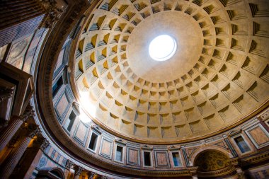 Tarihi bir binanın çatısı kubbesi ve süslemeleri olan antik bir bina.