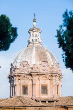 Tarihi bir binanın çatısı kubbesi ve süslemeleri olan antik bir bina.