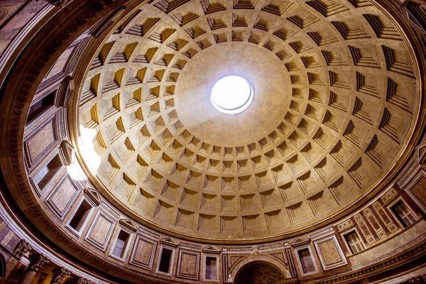 Pantheon girişi ve çatısında büyük bir delik olan tarihi bir binanın çatısı.