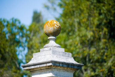 Gökyüzü ve palmiye ağaçlarının arka planında taş top İtalya 'da