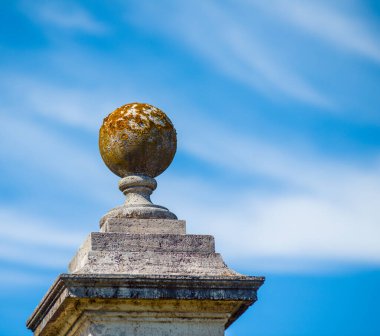 Gökyüzü ve palmiye ağaçlarının arka planında taş top İtalya 'da