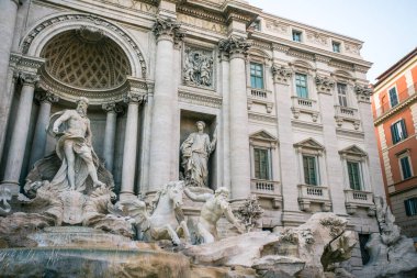 Bir kase suyun üzerinde at şeklinde antik bir çeşme işi.