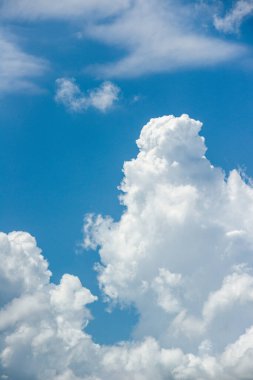 Güneşli bir günde gökyüzünde büyük yüksek bulutlar