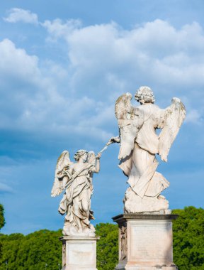Roma mermerinde heykeller. Beyaz, antik Roma 'nın melekleri şeklinde.