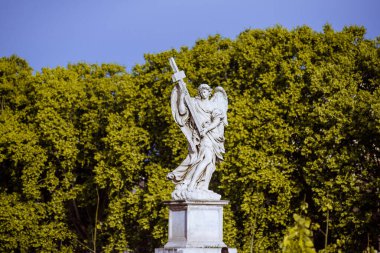 Roma mermerinde heykeller. Beyaz, antik Roma 'nın melekleri şeklinde.