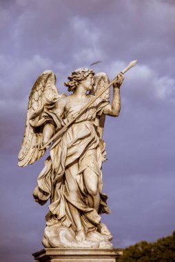 Roma mermerinde heykeller. Beyaz, antik Roma 'nın melekleri şeklinde.