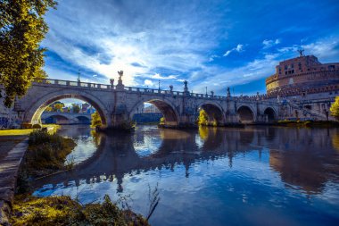 Roma 'daki melek şatosu ve köprüsü Tiber nehrinin çok güzel manzarası
