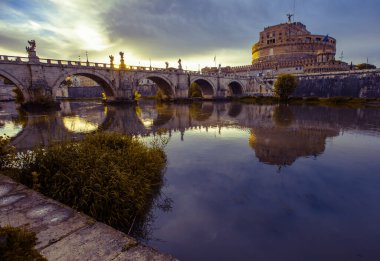 Roma 'daki melek şatosu ve köprüsü Tiber nehrinin çok güzel manzarası