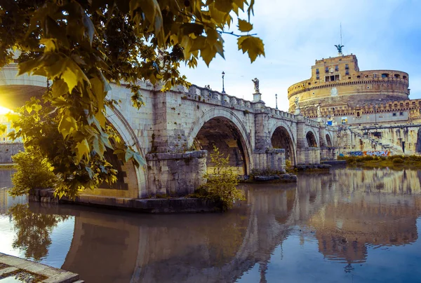 Roma 'daki melek şatosu ve köprüsü Tiber nehrinin çok güzel manzarası