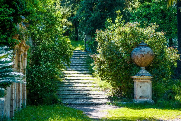 Antique Rome Parc Avec Colonnes Monuments Beaucoup Verdure Sculptures Marbre Images De Stock Libres De Droits