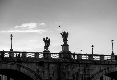 Roma mermerinde heykeller. Beyaz, antik Roma 'nın melekleri şeklinde.