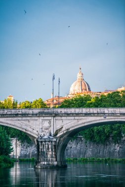 Roma ve onun tiber ve köprü manzarası çok güzel.