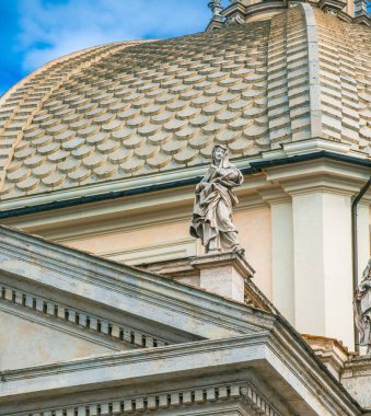 Roma mermerinde heykeller. Beyaz, antik Roma 'nın melekleri şeklinde.