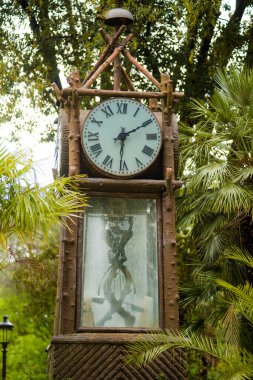 Antik Roma parkı sütunları ve anıtlarıyla bir sürü yeşillik ve mermer heykeller