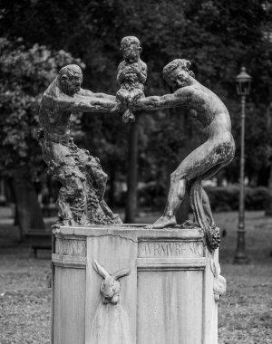 Antik Roma parkı sütunları ve anıtlarıyla bir sürü yeşillik ve mermer heykeller