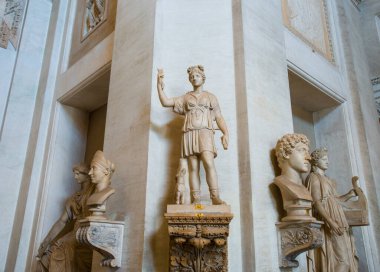 Roma mermerinde heykeller. Beyaz, antik Roma 'nın melekleri şeklinde.