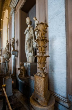 Antika mermer vazo. Çok eski, güzel, farklı renkte.