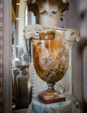 Antika mermer vazo. Çok eski, güzel, farklı renkte.