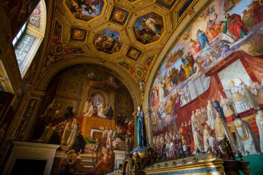 Vatikan müzesinde çok güzel tarihi eserler sergileniyor.