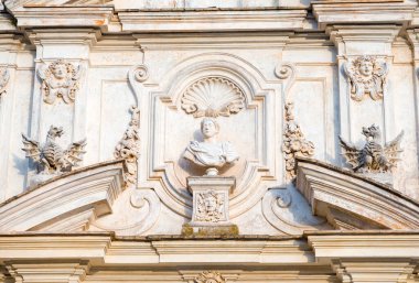 Güzel sütunları ve heykelleri olan İtalya hayvanat bahçesine giriş.