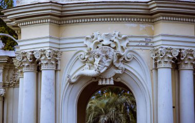 Antik Roma parkı sütunları ve anıtlarıyla bir sürü yeşillik ve mermer heykeller