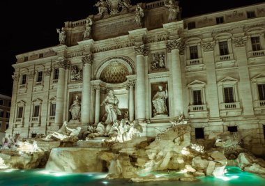 Gece Roma, güzel ağaçlar ve tarihi anıtlarla romantik yolculuklar için harika bir şehir.
