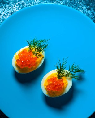 Kırmızı havyarlı yumurta ve peynir en iyi yemek Paskalya için fast food.