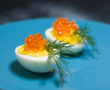 Kırmızı havyarlı yumurta ve peynir en iyi yemek Paskalya için fast food.