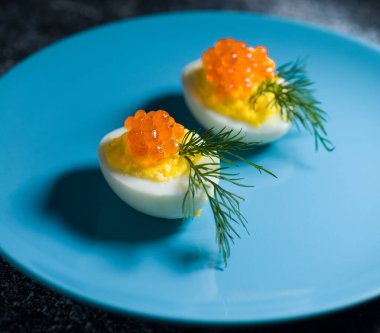 Kırmızı havyarlı yumurta ve peynir en iyi yemek Paskalya için fast food.