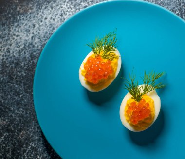 Kırmızı havyarlı yumurta ve peynir en iyi yemek Paskalya için fast food.