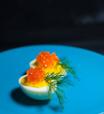 Kırmızı havyarlı yumurta ve peynir en iyi yemek Paskalya için fast food.