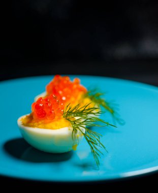 Kırmızı havyarlı yumurta ve peynir en iyi yemek Paskalya için fast food.