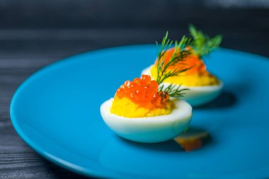 Kırmızı havyarlı yumurta ve peynir en iyi yemek Paskalya için fast food.