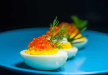 Kırmızı havyarlı yumurta ve peynir en iyi yemek Paskalya için fast food.