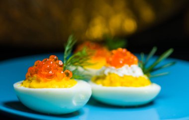 Kırmızı havyarlı yumurta ve peynir en iyi yemek Paskalya için fast food.