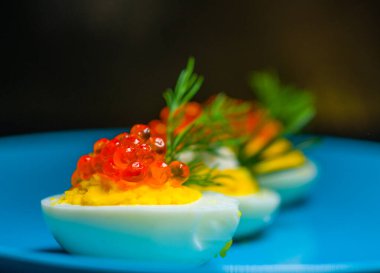 Kırmızı havyarlı yumurta ve peynir en iyi yemek Paskalya için fast food.