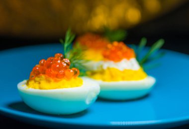 Kırmızı havyarlı yumurta ve peynir en iyi yemek Paskalya için fast food.