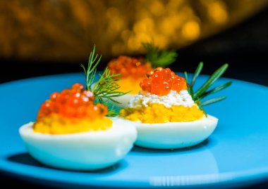 Kırmızı havyarlı yumurta ve peynir en iyi yemek Paskalya için fast food.