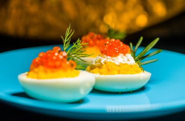 Kırmızı havyarlı yumurta ve peynir en iyi yemek Paskalya için fast food.